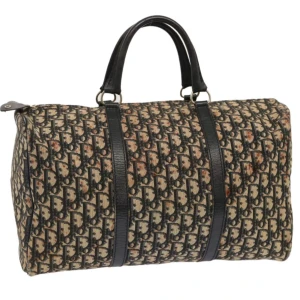 Christian Dior Boston bag - Christian Dior Trotter Boston-väska. Med en klassisk och tidlös design kommer denna väska att passa alla tillfällen. Perfekt för att lägga till en touch av lyxstil till vilken outfit som helst! 