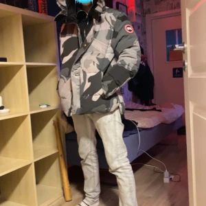Canada goose jacka kamouflage  - Om ni är intresserade så kan jag skicka mer bilder men är inte hemma nu och det var den enda bilden jag hade. Men dragkedjan är trasig men det kan man fixa hemma om man är en redig knegare jag brukar knäppa den med knapparna som finns på den