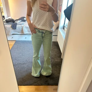 Gröna jeans  - Bootcut jeans från monki, mint gröna storlek 28/34, prislapp kvar 