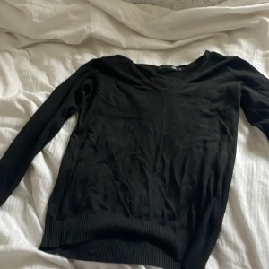 Tröja - Säker denna stickade tröjan då den inte kommer till användning längre. Jag har använt den ett fåtal gånger så den är som ny.