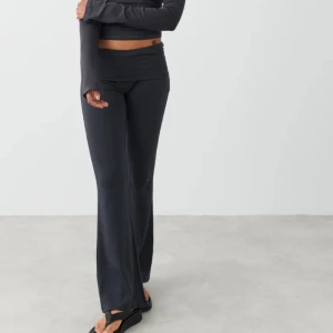 Yogapants  - Säljer dessa populära yoga byxorna då jag ej är så försjust i färgen men även då de är för låna på mig, har lite slitage vid ändarna men inget som syns. Köptes för 360kr