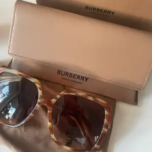 Så fina burberry solglasögon i nyskick💗 Allt i bilden medföljer och äkthetsbevis finns💗 Köpte dom i dubai men säljer eftersom dom inte används💗 Nypris är 950 AED som är 2765kr