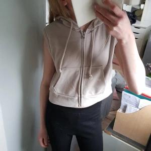 T-shirt hoddie - Denna hoddie säljer jag för att den tyvärr är förliten för mig. Den är i fint skick och passar perfekt på en sommardag. Den är liten i storleken och jag tipsar att ett barn med storleken 134/140 har denna. 