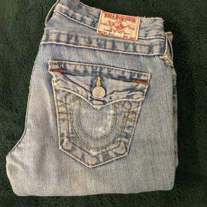 Säljer dessa fina bootcut truereligion jeans som är i bra skick. Innerbenslängden - 83 cm, midja 39 cm 💕