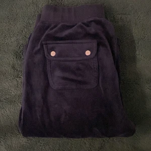 Mörk blåa Juicy couture - Säljer för de inte kommit till någon användning 💕 Innerben-81 cm, midja-35 cm 💕Ena metall saken på snöret är löst men båda sitter kvar 💕