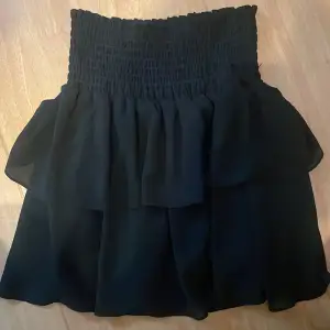 Superfin svart kjol från Chelsea i Storlek XS, men passar flera storlekar eftersom den är så stretchig! Endast använt 2 gånger så i toppskick Nypris: Runt 500 kr Mitt pris: 125 kr❤️