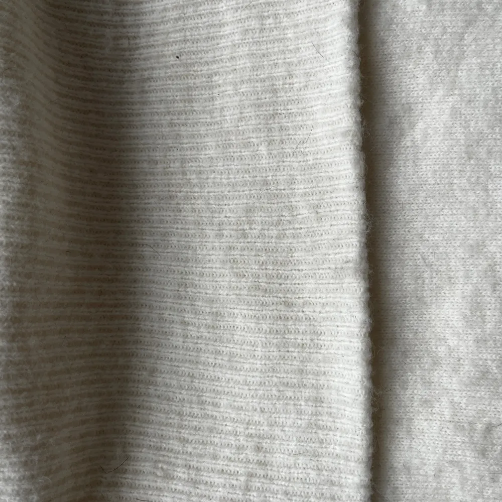 Cremevit/vit off the shoulder tröja från H&M. Små defekter i tyget. . Stickat.