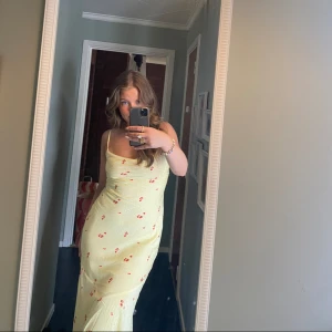 Adoore Verona dress - Helt ny, använd 1 gång!! Så fin till sommaren, köpt för 1500