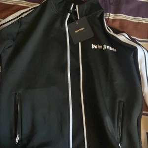 Palm tröja storlek S - Storlek S passar inte mig så ska sälja den nyskick inte använd 