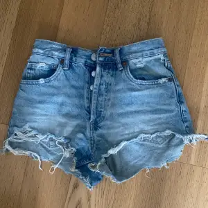 Jeansshorts från zara med medelhög midja, bra skick🥰