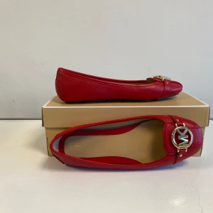 Helt nya ballerina skor från Michael Kors. Storlek 39.  - Helt nya ballerina skor från Michael Kors. Storlek 39. 