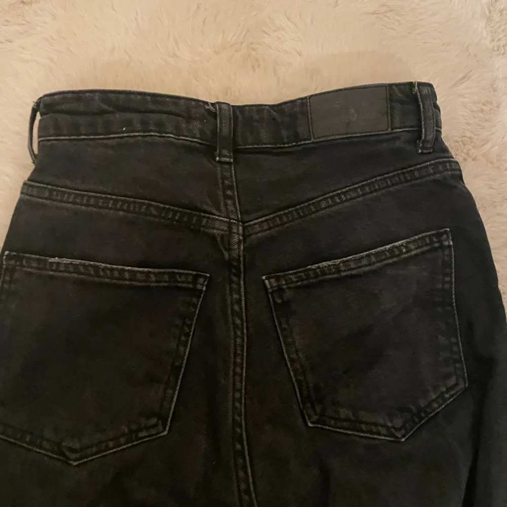 Svarta jeans från gina som jag köpte i somras. Skit snygga straight jeans med slit tyvärr är dem för små nu.  !!!Står ej för frakt!!. Jeans & Byxor.