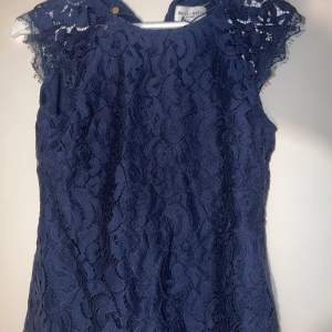 Jätte söt marin blå spets topp/linne från Holly White! Köpt för nåt år sedan men använd ca 3 ggr😍 köpt på Lindex 