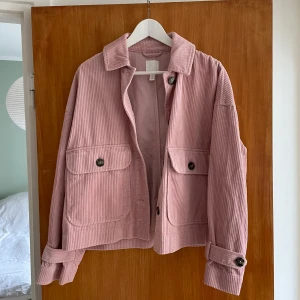 Rosa manchesterjacka - Jättefin gammelrosa manchesterjacka.  Väldigt sparsamt använd, nyskick.  Lite oversize - storlek S men funkar som M också.  