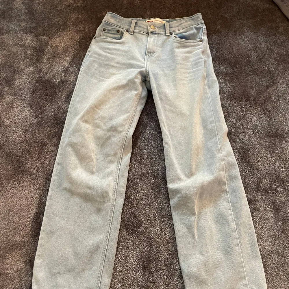 Levi’s jeans ljusblå, 14A modell ”Stay loose. Skriv om ni har frågor, är intresserad eller vill ha fler bilder.. Jeans & Byxor.