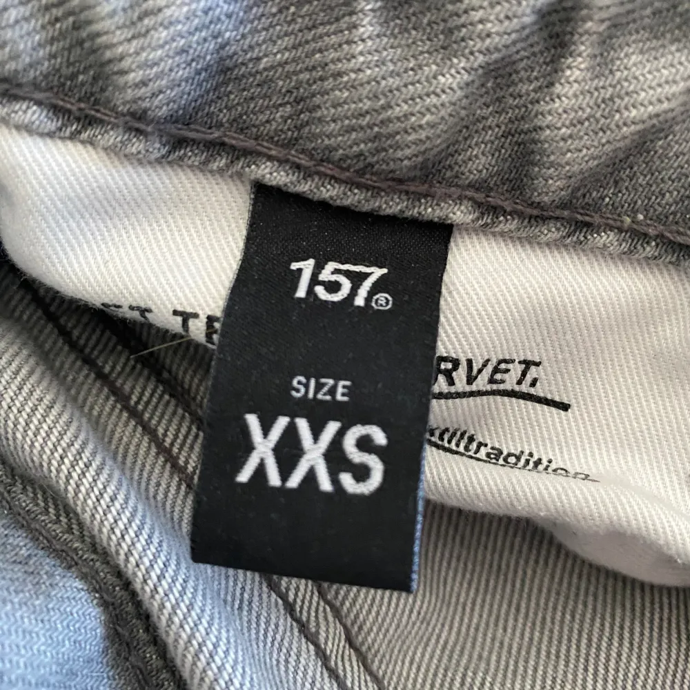 Köpta för 400kr                                                   Storleken är xxs men passar även dom som har xs. Jeans & Byxor.