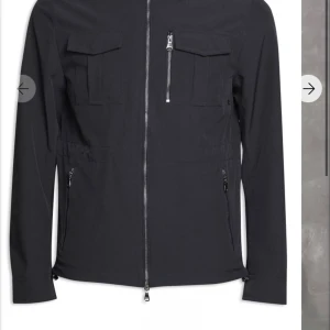 Oscar Jacobson jacka  - Knappt använd svart jacka i storkek 48/M, nypris 2 999kr  