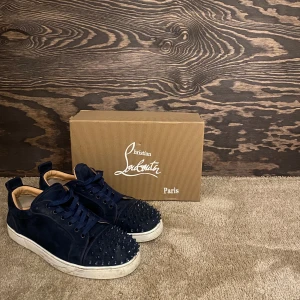 Christian Louboutin 43 - Tja, nu säljer vi dessa feta loubs som är i skick 7/10, det är en väldigt sällsynt modell! Vid några frågor alls så är det bara att sicka iväg ett DM.