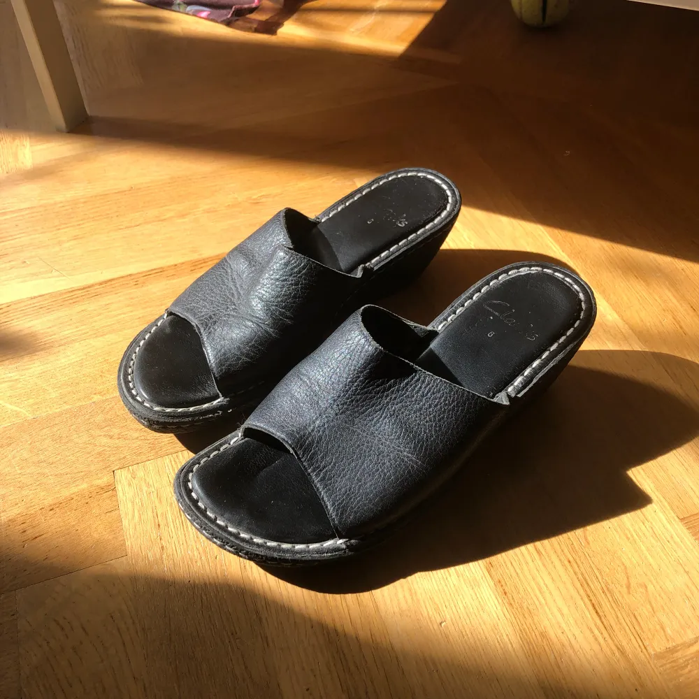 Snygga och väldigt bekväma sandaler med klack. Använda med några slitage men inget som märks när man har på sig dom. Bra kvalitet. Skor.