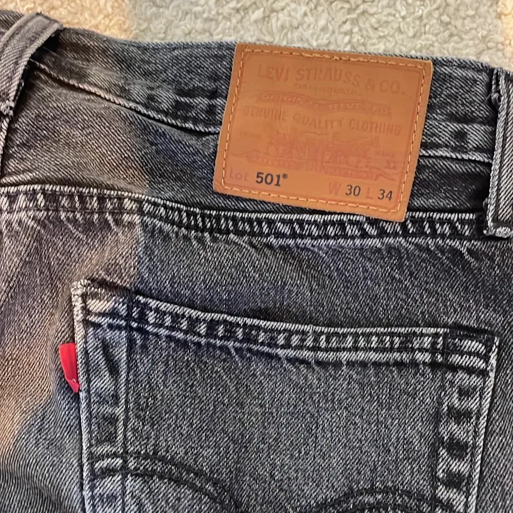 Säljer nu mina snygga jeans från Levis då jag inte använder dem. Modellen är 501 och storleken är 30 34 Skick 9/10 Hör av dig vid funderingar! . Jeans & Byxor.