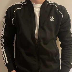 Adidas orignals Tröja  - Adidas originals sweatshirt storlek M  modellen är 185cm lång 