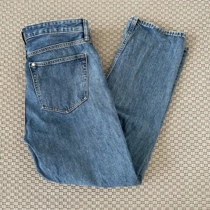 H&m Jeans - Tjena! Säljer nu dessa schyssta jeans från H&m, passform loose/baggy i fint skick. Inga defekter. Kontakta mig vid frågor 🤝