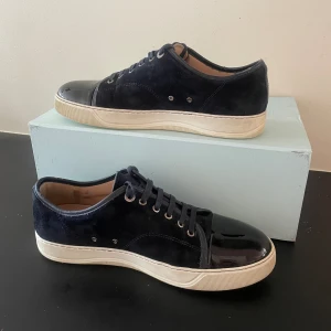 Fräscha Lanvin skor  - Snygga blåa lanvin skor, använt ett antal gånger men kommer givetvis i bra skick. Inge skador eller fläckar.  Skriv om du funderar över något.