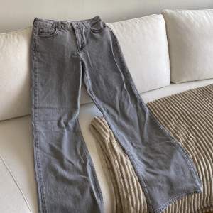 Helt nya jeans från NA-KD. Endast testade en gång, säljer pga för små🥹 Raka och lågmidjade! Köpta för 489kr, säljer för 300kr eller högsta bud! Köparen står för frakten💓