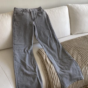 Gråa jeans - Helt nya jeans från NA-KD. Endast testade en gång, säljer pga för små🥹 Raka och lågmidjade! Köpta för 489kr, säljer för 300kr eller högsta bud! Köparen står för frakten💓