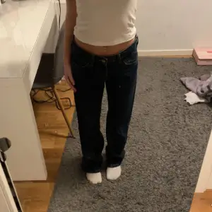 Mörkblå low waist jeans ifrån bikbok, storlek: waist 26 & length 30💕