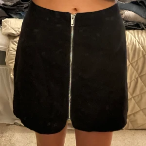 Svart kjol - Svart kjol med dragkedja 