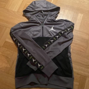 Jordan hoodie - Säljer denna Jordan hoodie för att den är för liten. Ganska använd men mycket bra skick. Inga fläckar/hål.