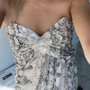 Klänning  - Superfin sommarklänning med 2000s vibbar. Älskade denna men säljer då den är lite för liten för mig💗klänningen är insydd av förra säljaren, jag skulle säga att den är som en xs i storleken efter detta. I övrigt i toppenskick och inga slitningar!🫶🏼