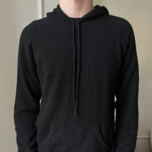 Davida kashmir hoodie - As fräsch kashmir hoodie från märket Davida. 100% kashmir. Riktigt fint skick utöver ett litet hål i armhålan som inte syns. Skriv för bild. Nypris 3000