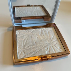 W7  - highligter från w7, använd några gånger med få defekter på produkten💗 hör av er om ni har några frågor