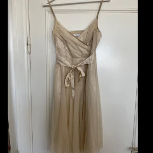 Beige finklänning! - Fin beige klänning med ett sidenband du kan knyta fram eller bak, perfekt till bal eller fest. Klänningen är i mycket bra skick, hör av dig vid frågor 🎀