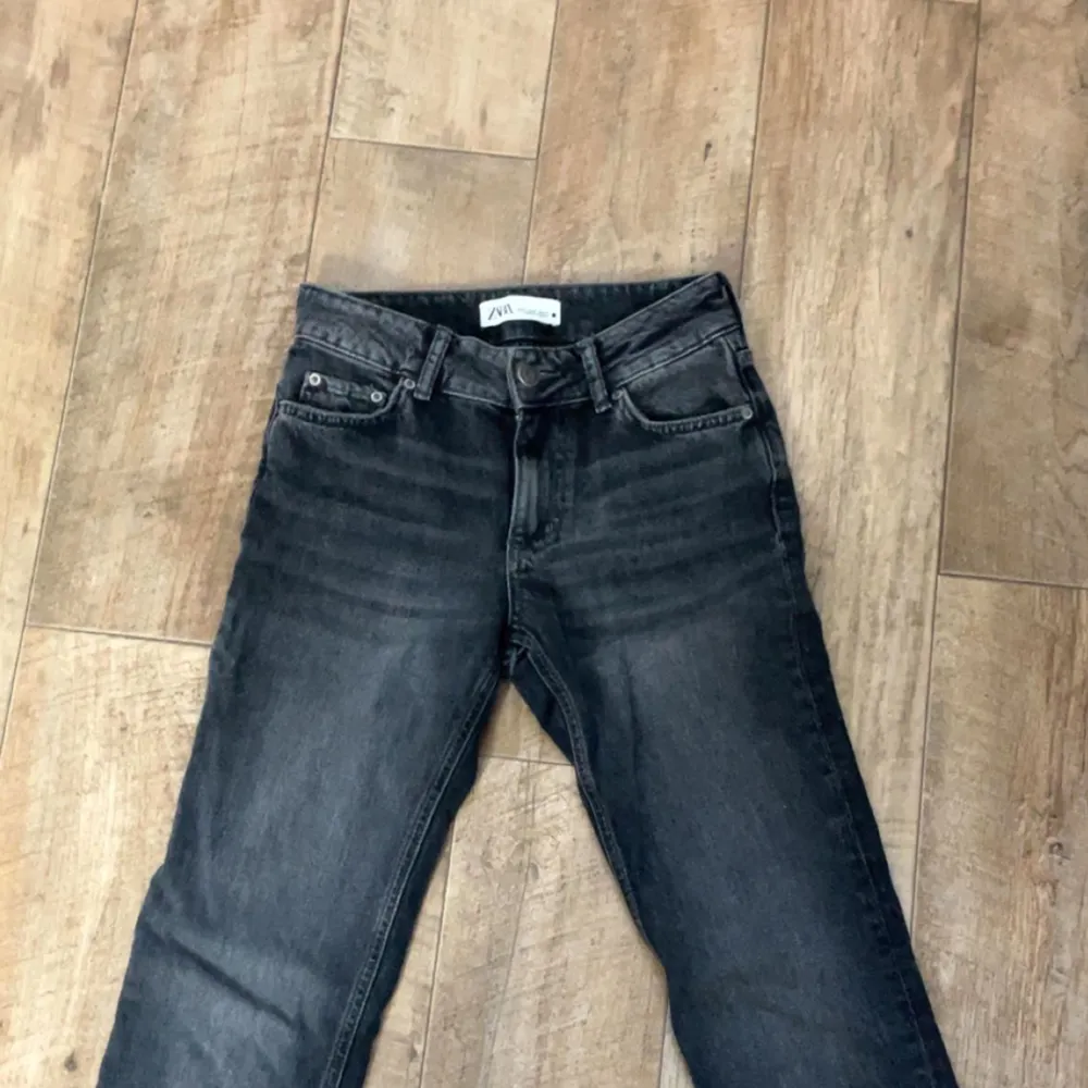 Säljer dessa svarta zara jeans i stolek 32. Skulle säga att det är mid i midjan😍 . Jeans & Byxor.