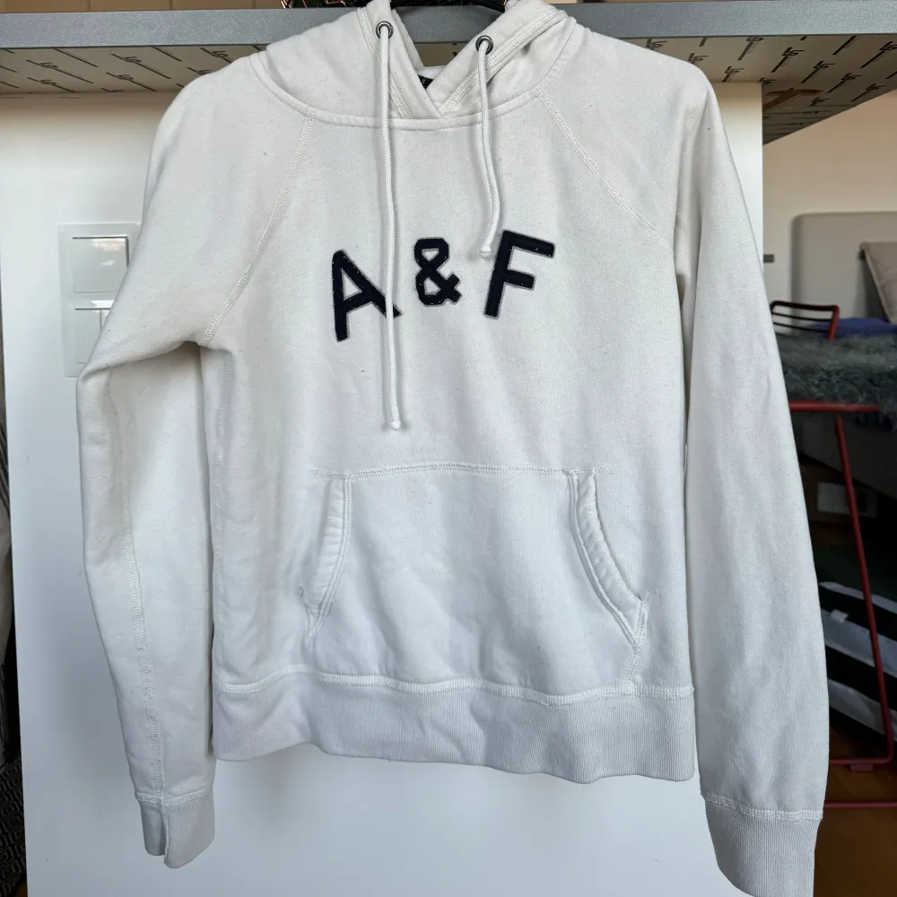 Använd endel men inga hål eller missfärgningar.   Katt finns i hemmet. . Hoodies.