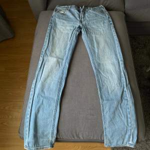 Lee jeans/ straight legs  Storlek: W29 L32 Skick: 8/10 Ställ till mig vid funderingar 🙌🏽