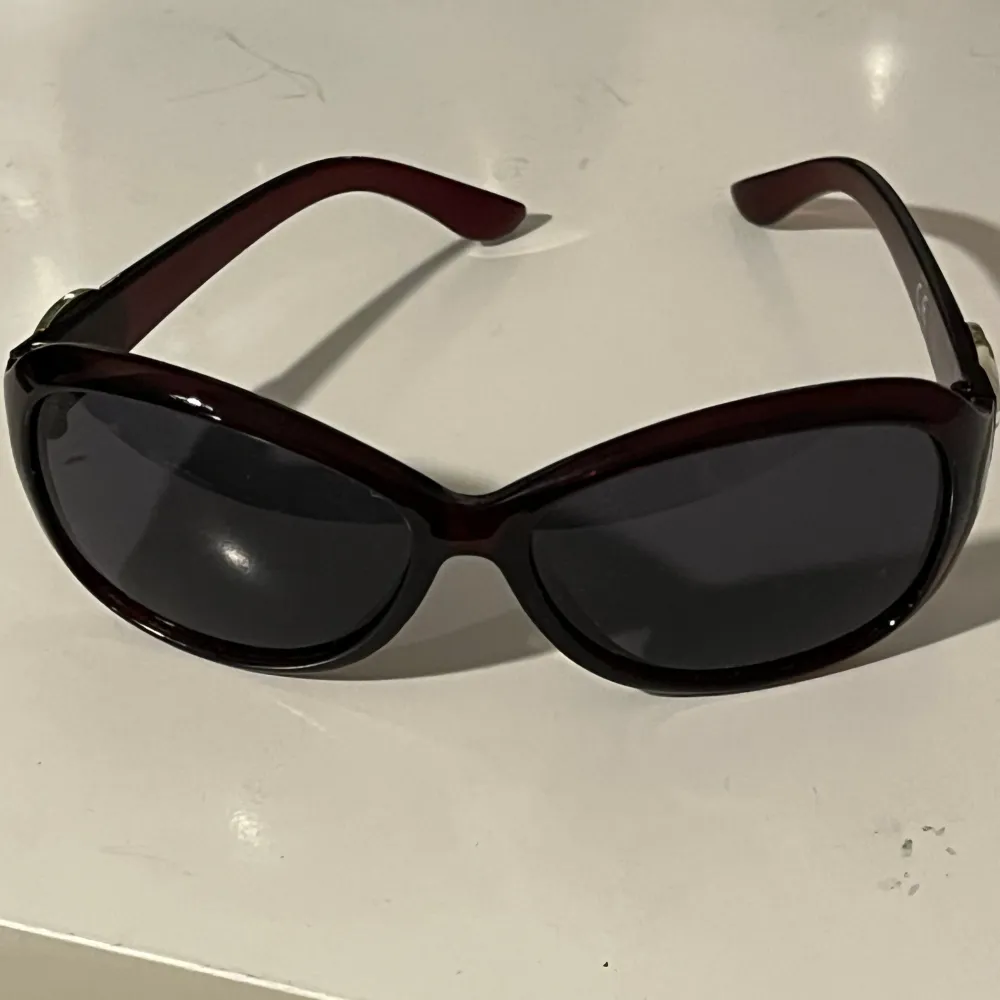 Super vintage solglasögon som har coola detaljer på sidorna! Färgen är lite oklar men i solen är de lite mörkröda typ.  Priset går att diskuteras . Accessoarer.