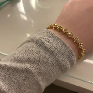 Guldfärgat armband som är plakerat i 18k guld, fin och sitter bra på handleden. Perfekt för dom som gillar guld men tyvärr är jag en som bär silver🤍