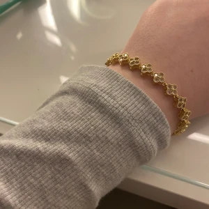 Guldarmband - Guldfärgat armband som är plakerat i 18k guld, fin och sitter bra på handleden. Perfekt för dom som gillar guld men tyvärr är jag en som bär silver🤍