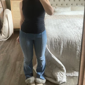 Jeans - Super coola jeans med söm i blå tvätt 💙 