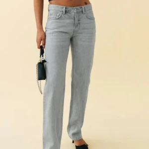 Gråa low waist jeans - Gråa low waist jeans Gina Tricot Storlek 32💕