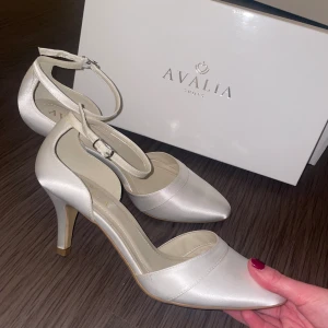 Vita klackskor  - Fina klackar, nästintill oanvända 💕 perfekt till bal eller student!