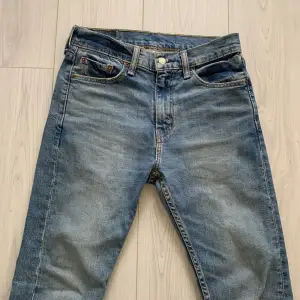 Riktigt feta Levis jeans i storlek 30/32. Slim fit. Riktigt snygg tvätt och helt nyskick. Aldrig använda. Perfekta till våren! Skickar snabbt! 