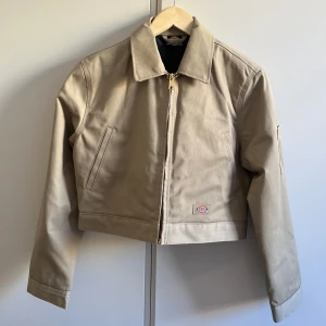 Jacka dickies  - Dickies jacka Eisenhower cropped i färgen khaki. Väldigt fint skick, endast använd 2 gånger. Nypris 1000kr