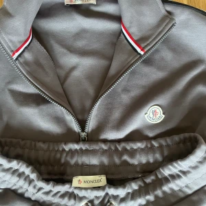 Äkta moncler sett  - Äkta moncler sätt. Ej använt pga fel storlek, kan köpas i ett sett eller bara ett plag för 2000. 