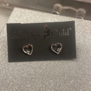 Helt nya  - Helt nya och oanvända säljer på grund av att jag inte använder silver! 