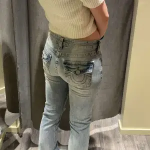 Ett par jättesnygga true religion jeans, dom är i bra skick och har aldrig använts.